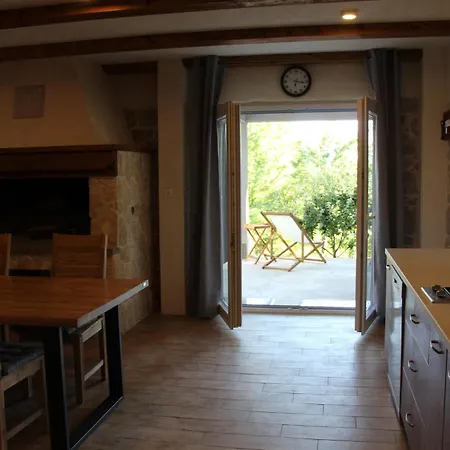 Lila Apartment Dicmo